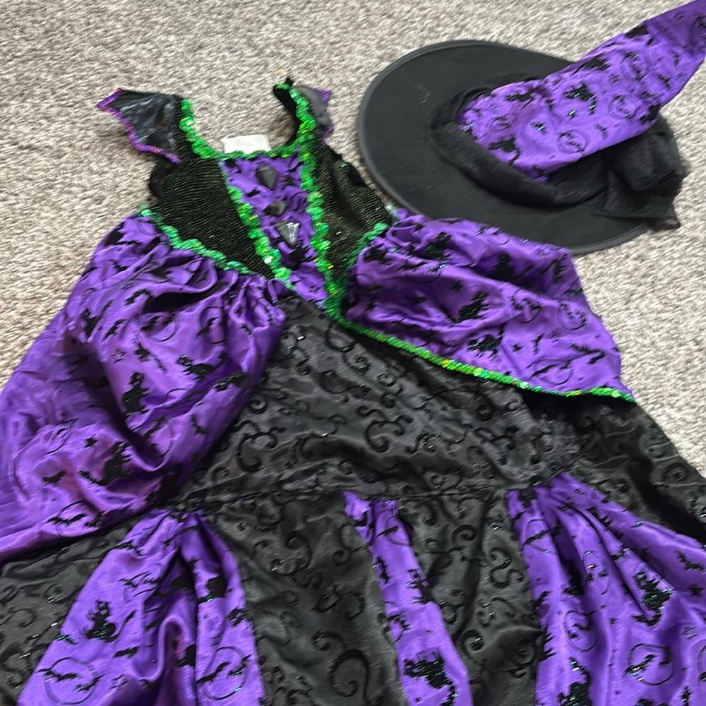 Witch costume with hat